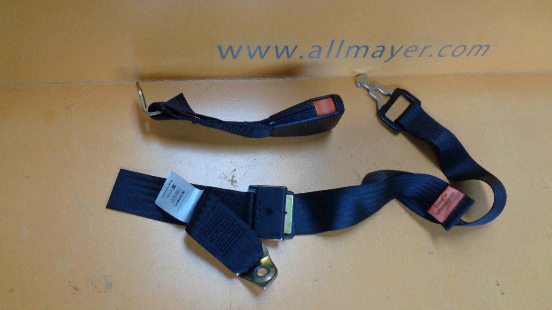 Sicherheitsgurt hinten mitte für Mercedes W123 – Bild 3