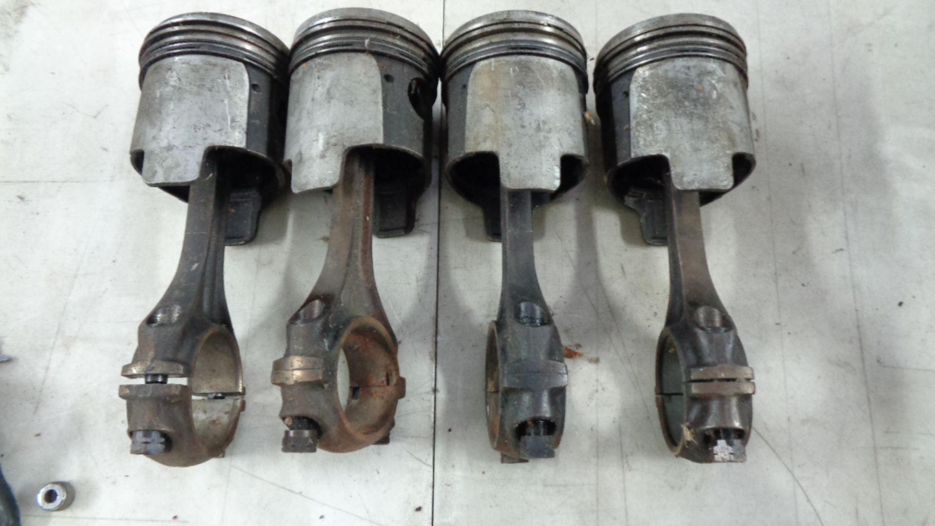 Kolben mit Pleuelstangen für Mercedes Ponton 190 usw.