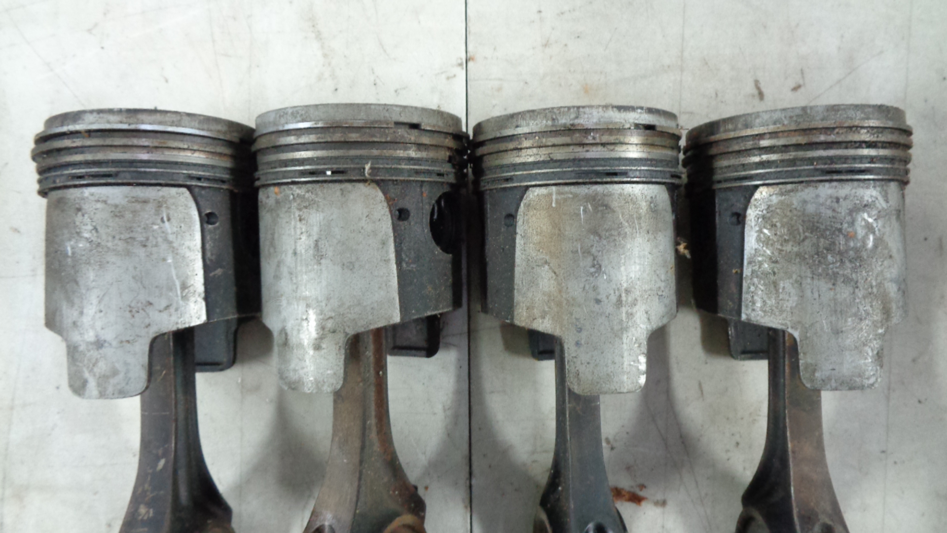 Kolben mit Pleuelstangen für Mercedes Ponton 190 usw. – Bild 2