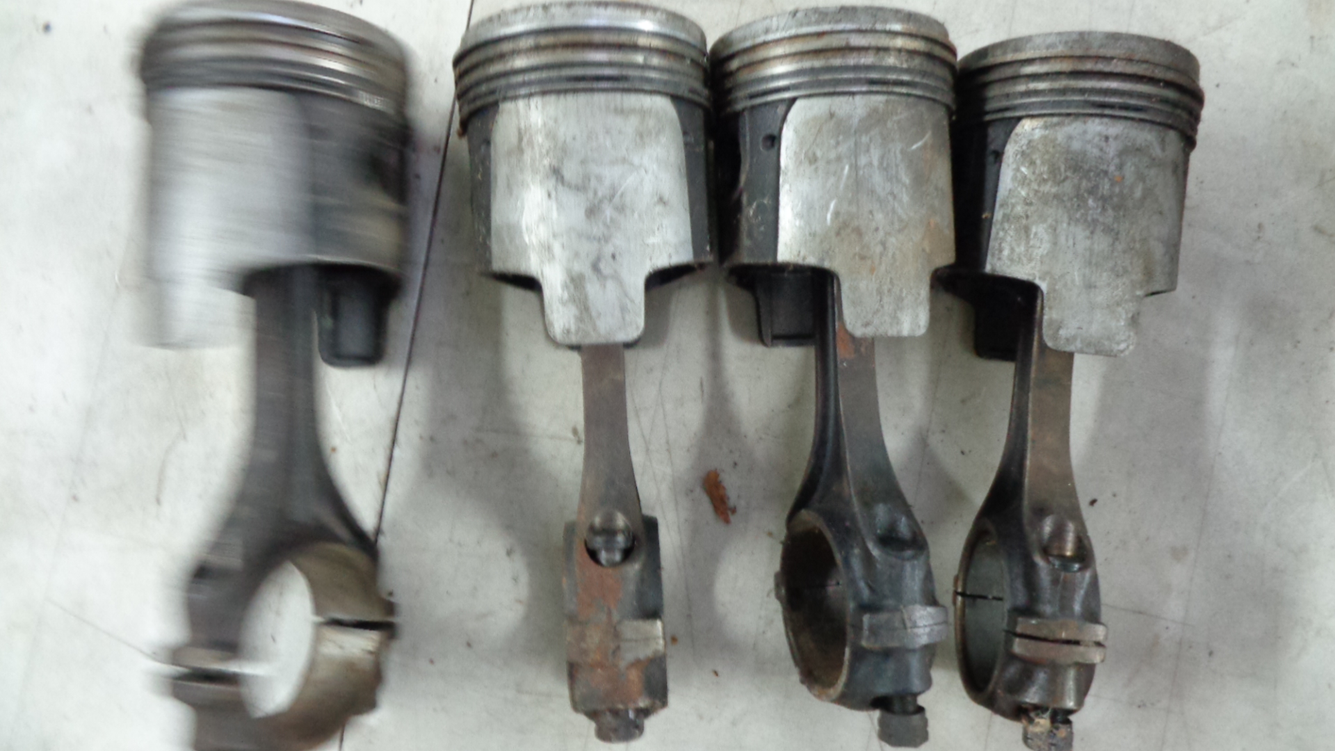Kolben mit Pleuelstangen für Mercedes Ponton 190 usw. – Bild 5
